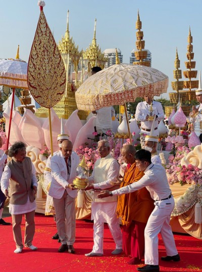 royal welcome for buddha's relics in bangkok!