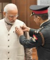 प्रधानमंत्री नरेंद्र मोदी को झंडा लगाया