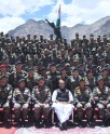सैनिकों के साथ रक्षामंत्री