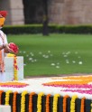 महात्मा गांधी की समाधि पर पुष्पांजलि