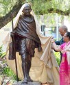 महात्मा गांधी की मूर्ति का अनावरण