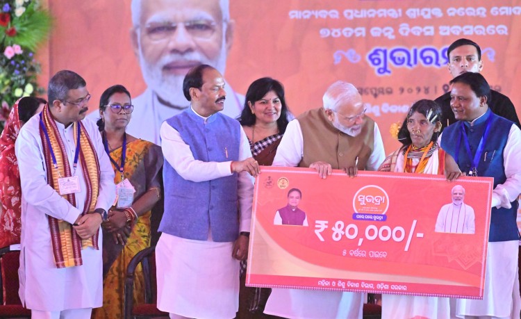 pm lays foundation stone of development projects in odisha