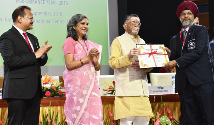 santosh kumar gangwar presenting the vishwakarma rashtriya puraskar