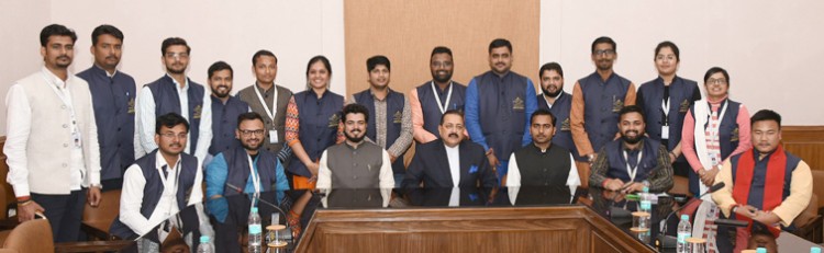 dr. jitendra singh interacting with a group of students from iidl