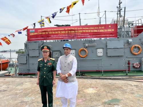 defense minister visits hong ha shipyard in hai phong