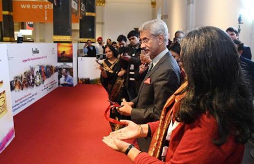 external affairs minister inaugurated the indian pavilion at the film festival