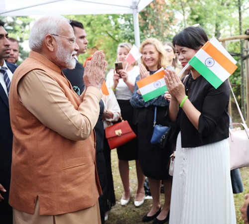 narendra modi gets a warm welcome in poland