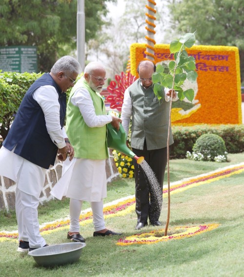 prime minister planted a peepal tree on world environment day