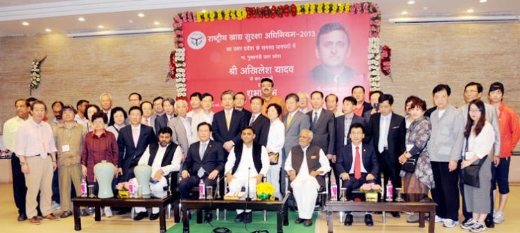 cm akhilesh yadav and korea representatives