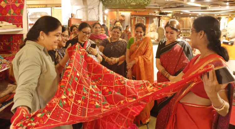 exhibition of honored women craftsmen at national and state level