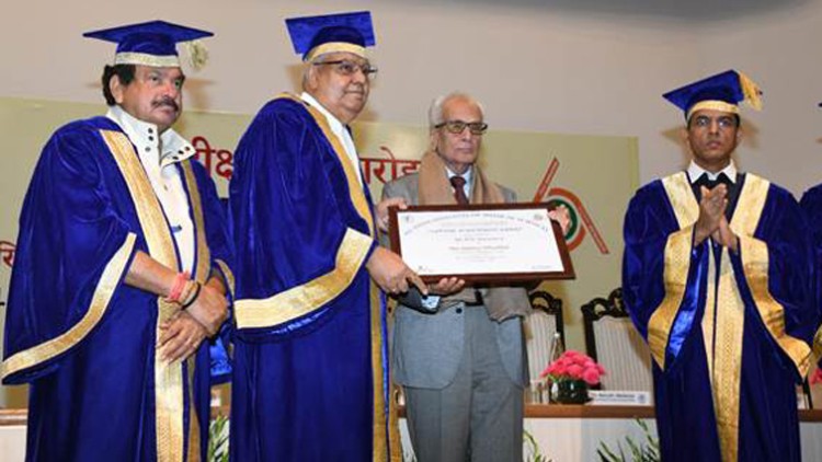 retired faculty members and students honored at aiims convocation