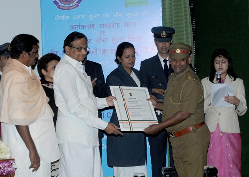 p chidambaram presenting the presidential certificate of appreciation to the inspector