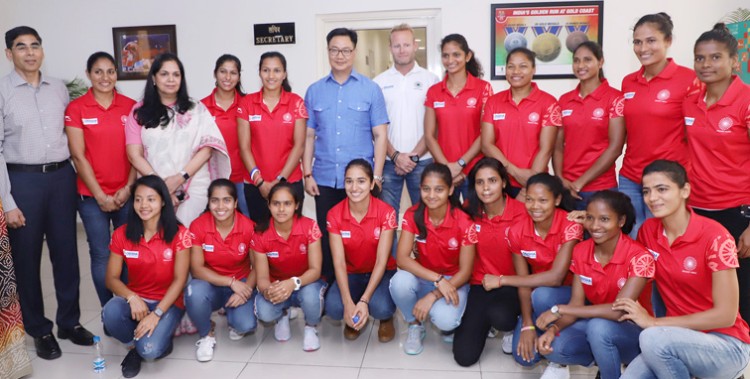 kiren rijiju with women's hockey team