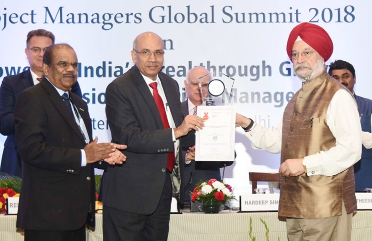 hardeep singh puri presenting the awards in project managers