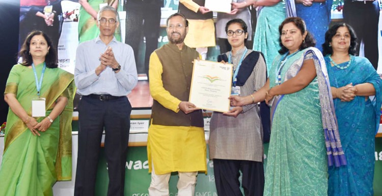 prakash javadekar has provided clean school award