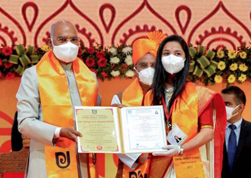 president distributing degrees to students in central university of gujarat