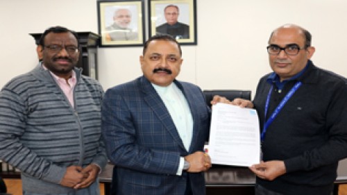 vp of indigo airlines vikram chona handing over the formal letter jitendra singh