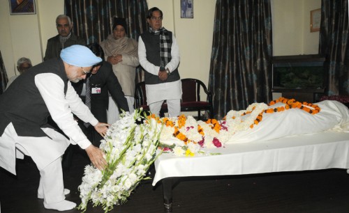 manmohan singh laying wreath at the mortal remains of the sis ram ola