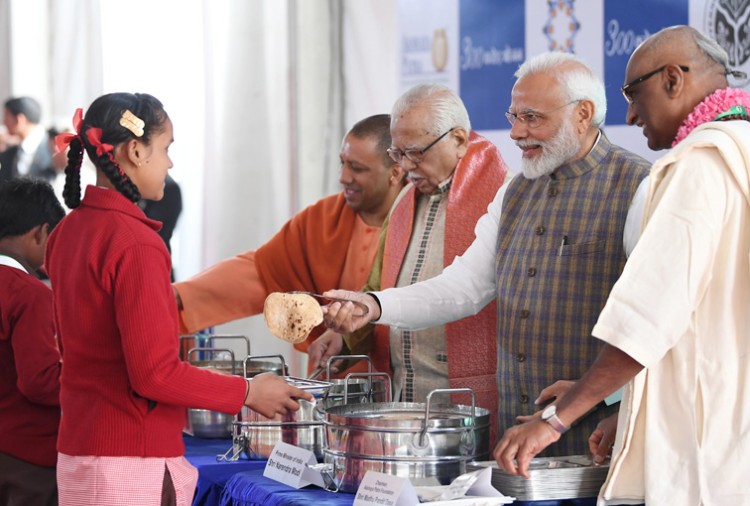 pm narendra modi serves food to children in vrindavan