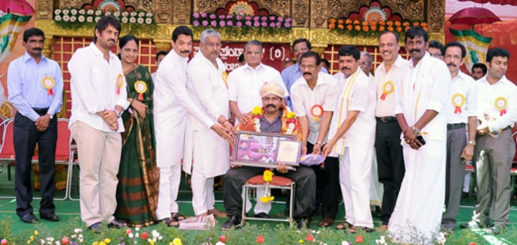 yajness shetty receiving award with madhu bangarappa, nalini kumar  kateel, nagaraj shetty, sachin shetty and others