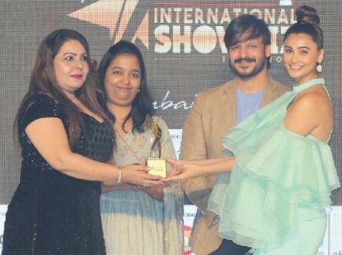 vivek oberoi and daisy shah presented the award to nagma khan in dubai