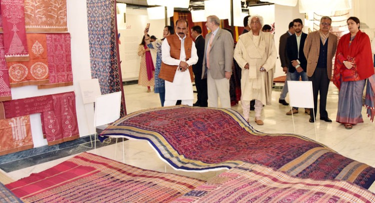 smriti irani inaugurating the refurbished handloom haat