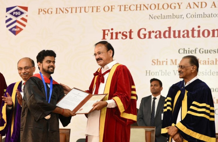 venkaiah naidu presenting the degrees to the students