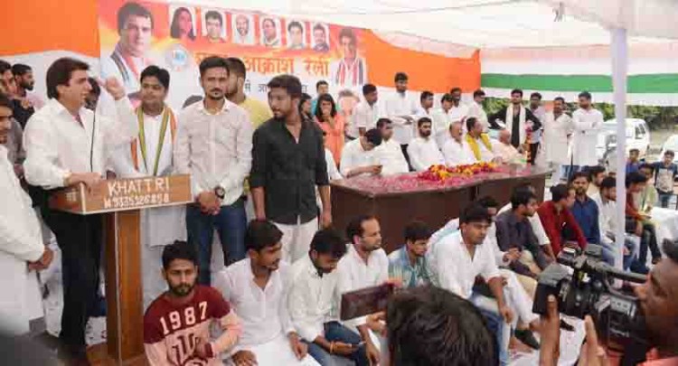 raj babbar fills enthusiasm among young congress workers