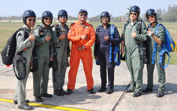 women air soldiers do adventure para jumping