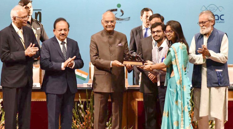 ram nath kovid presenting the gandhian young technological innovation awards