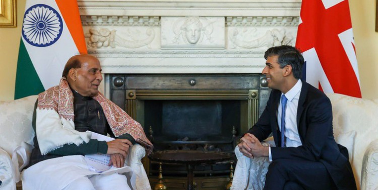 warm meeting between defense minister of india and prime minister of england