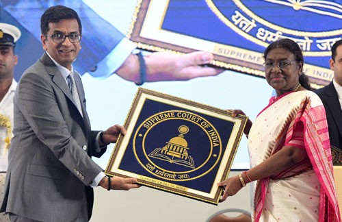 president unveils the flag and emblem of the supreme court