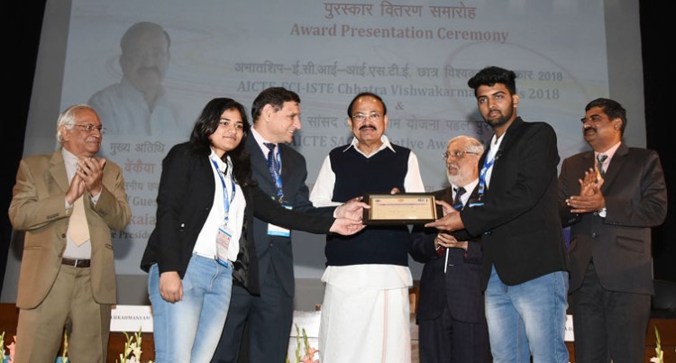 venkaiah naidu presenting the aicte-eci-iste chhatra vishwakarma awards