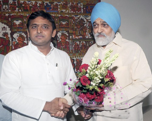 akhilesh yadav and montek singh ahluwalia