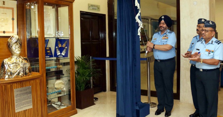 air chief has unveiled the statue of marshal arjan singh