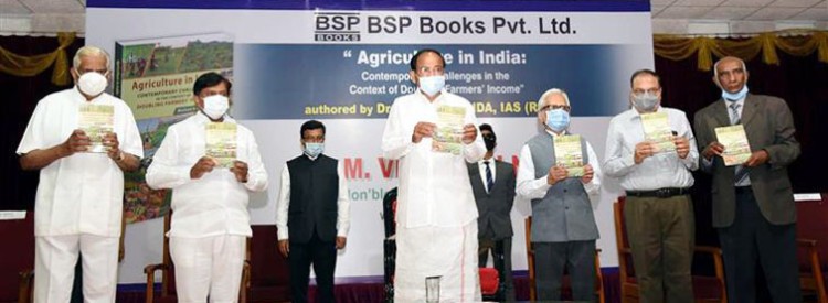 venkaiah naidu releasing the book dr. mohan kanda's 'agriculture in india'