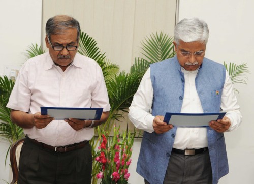 deepak gupta administering the oath of the bhim sain bassi