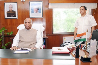 mallikarjun kharge takes over the charge of union minister for railways