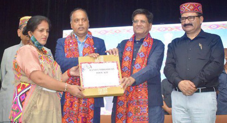 union minister and chief minister honored handicrafts and handloom artisans