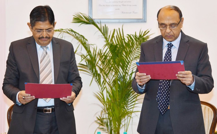 pradeep kumar joshi administering the oath of arvind saxena as the chairman upsc