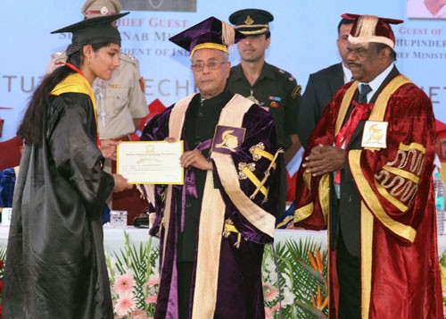 pranab mukherjee presenting the degree to a student