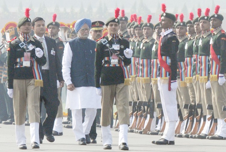 pm manmohan singh with ncc cadets