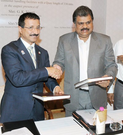 the union minister for shipping, shri g.k. vasan and the chairman, d.p. world, mr. sultan ahmed bin sulayem exchanging the signed concession agreement