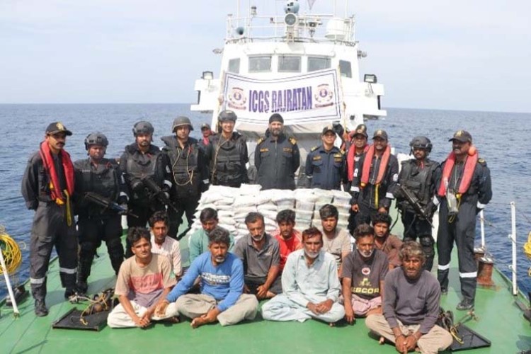 pakistanis caught with drugs in the sea