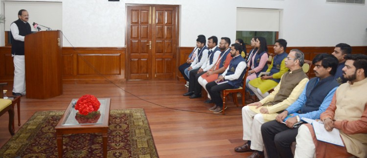 venkaiah naidu addressing the students