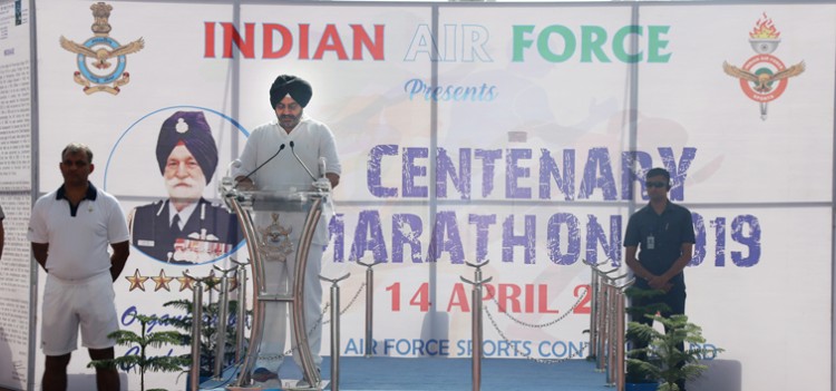 air chief marshal b.s. dhanoa addressing the participants of half marathon