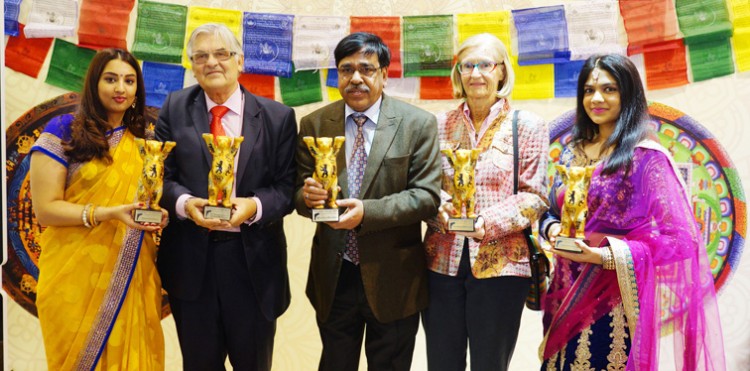 yogendra tripathi receives the  awards for 'incredible india'