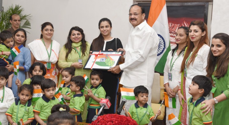 venkaiah naidu with the children from gd goenka la'petite preschool