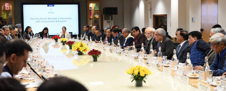 narendra modi interacting with the economists and experts in a meeting