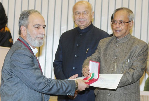 pranab mukherjee presenting the medal to farooq ahmed (jammu & kashmir)